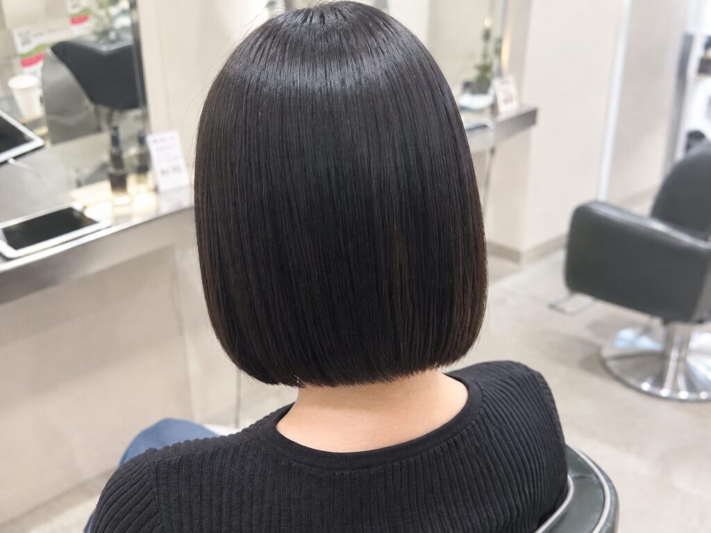 顎下ボブ×黒髪ストレートの艶を出す手入れ｜川口駅東口の美容室