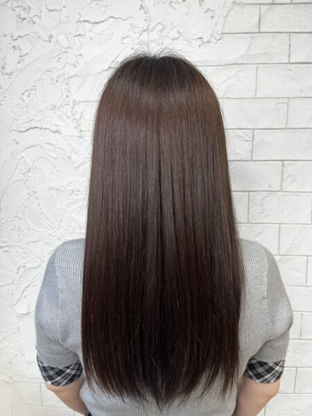 髪質改善ストレート後の艶のあるロングヘア後ろ姿(archange)