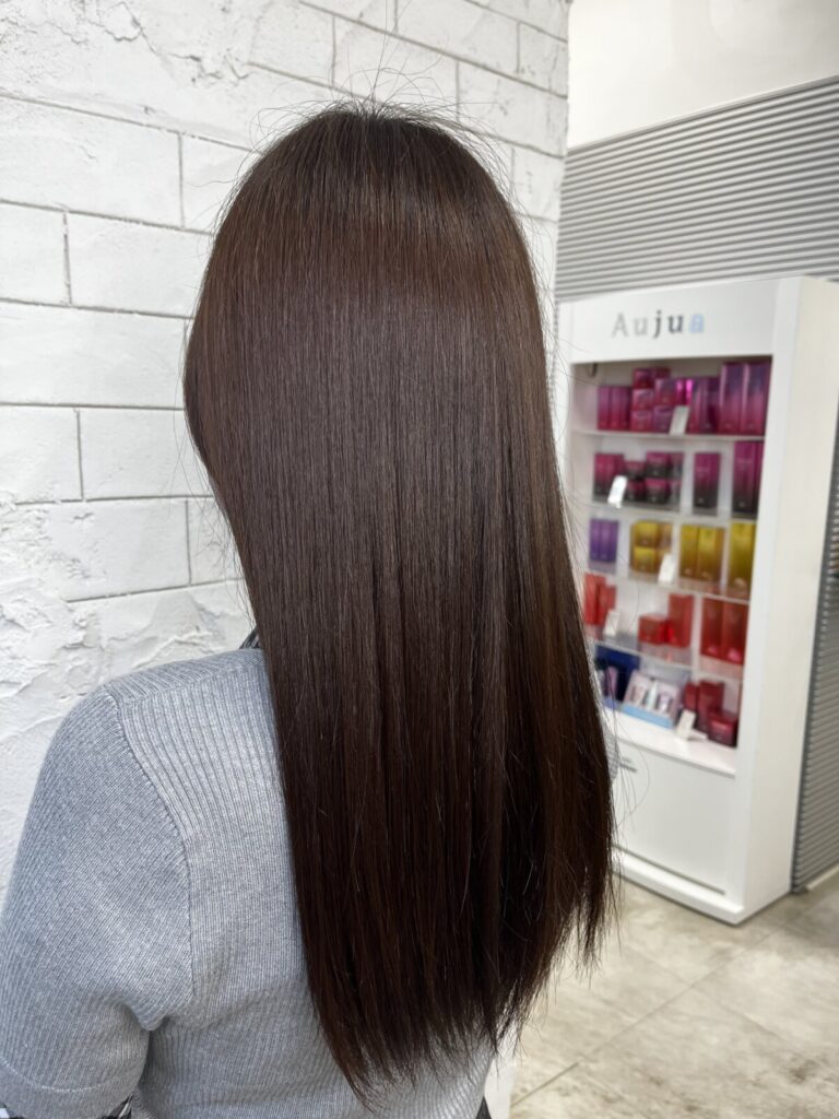 毛先まで自然にまとまったストレートヘアの後ろ姿（archange）