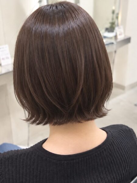 くびれボブにブラウンカラーを合わせた後ろ姿（archange）